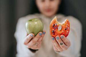 Choosing an apple or a donut - how do humans decide what to do?